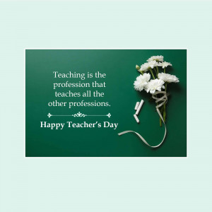 A chalkboard with a Teacher's Day message and white flowers.