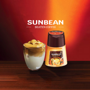 A glass of Dalgona coffee with a Sunbean Beaten Coffee product.