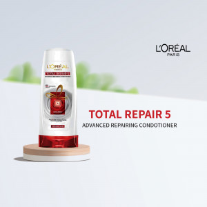 L'Oréal Paris Total Repair 5 Advanced Repairing Conditioner bottle on a pedestal