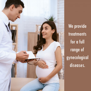 Doctor consulting with a pregnant patient