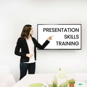 Woman presenting presentation skills training on a whiteboard.