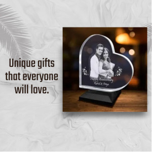 Heart-shaped crystal photo frame with a couple's image, perfect for anniversaries or Valentine's Day.